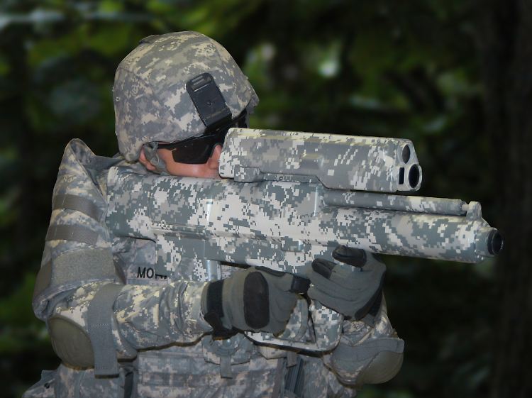 Schultergestützter Granatwerfer: Die XM-25 kann unterschiedliche 25-mm-Projektile verschießen.
