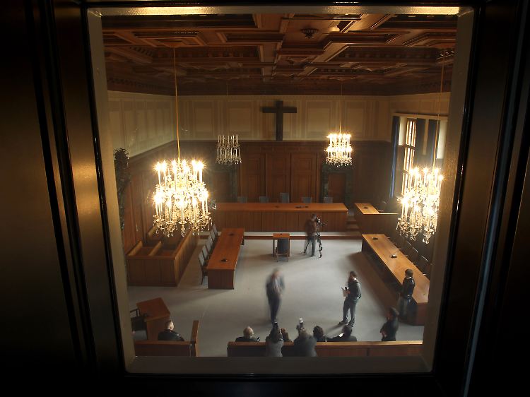 Blick durch ein Fenster in den Schwurgerichtssaal 600 im Landgericht Nürnberg-Fürth.