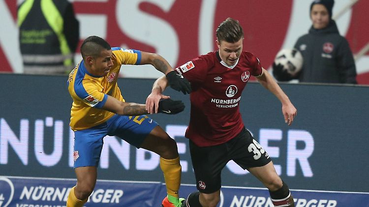Braunschweigs Salim Khelifi und der Nürnberger Patrick Kammerbauer im Duell.