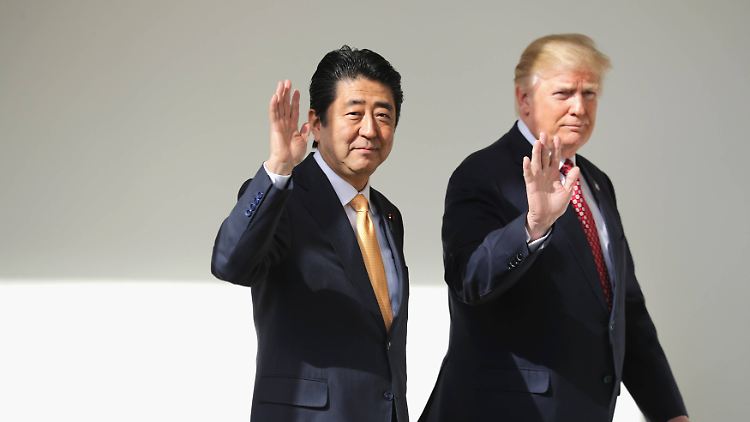 Donald Trump und Shinzo Abe auf dem Weg zur Pressekonferenz