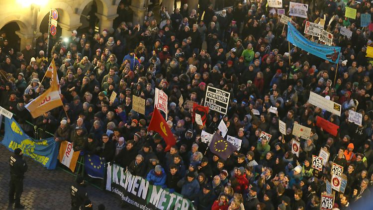 "Keinen Meter den Nazis" steht auf einem Banner.