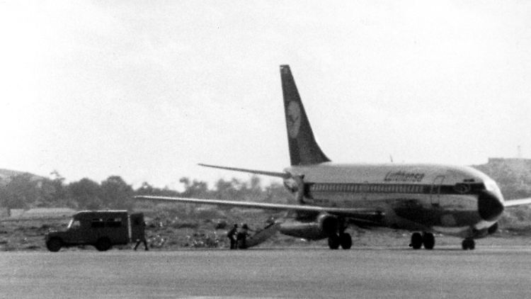 Die am 13. Oktober 1977 auf dem Flug von Mallorca nach Frankfurt/Main von vier Terroristen entführte Lufthansa Maschine "Landshut" auf dem Flughafen von Mogadischu.