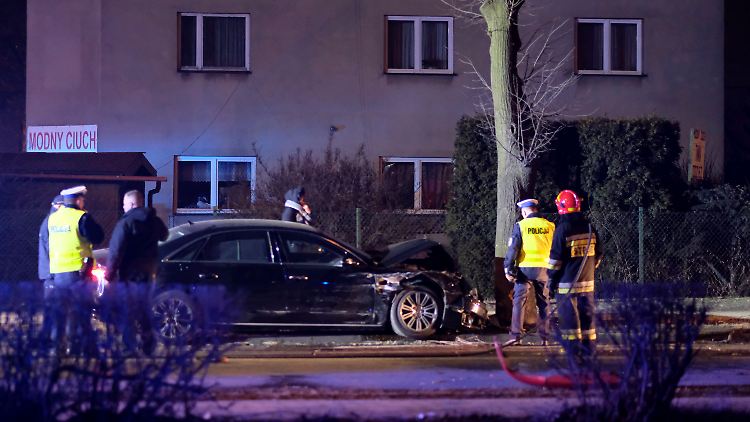 Der Wagen der Regierungschefin prallte gegen einen Baum.