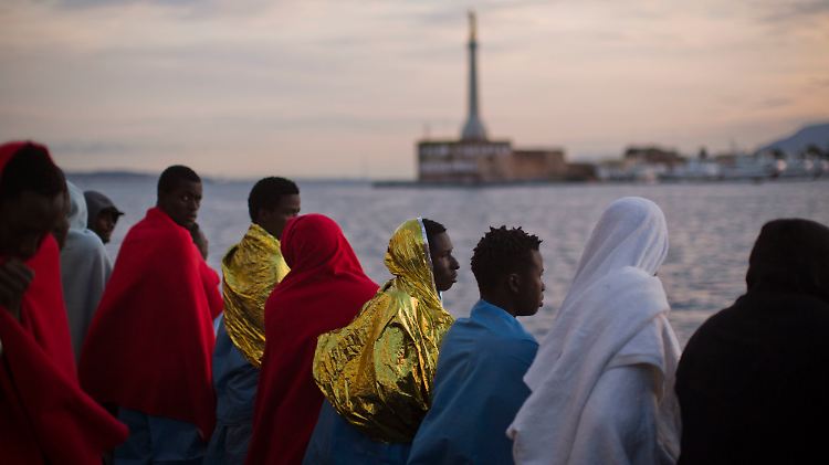 Gerettete Flüchtlinge bei der Einfahrt in den Hafen von Messina: Zukünftig sollen italienische Behörden deutlich schneller darüber entscheiden, wer bleiben darf und wer nicht.