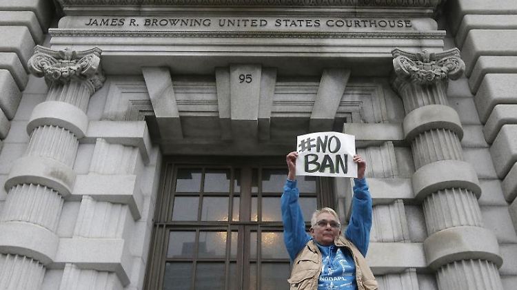 Für viele US-Amerikaner verstößt der "Travel Ban" - der Einreisebann - gegen die Verfassung. 