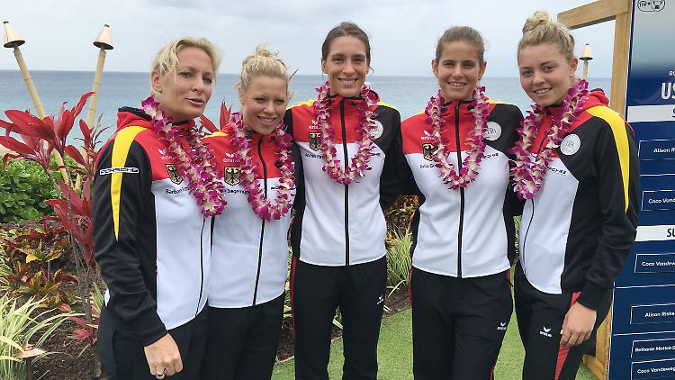 Tennis-Bundestrainerin Barbara Rittner mit ihrem Fed-Cup Team: Laura Siegemund, Andrea Petkovic, Julia Görges und Carina Witthöft auf der Insel Maui.
