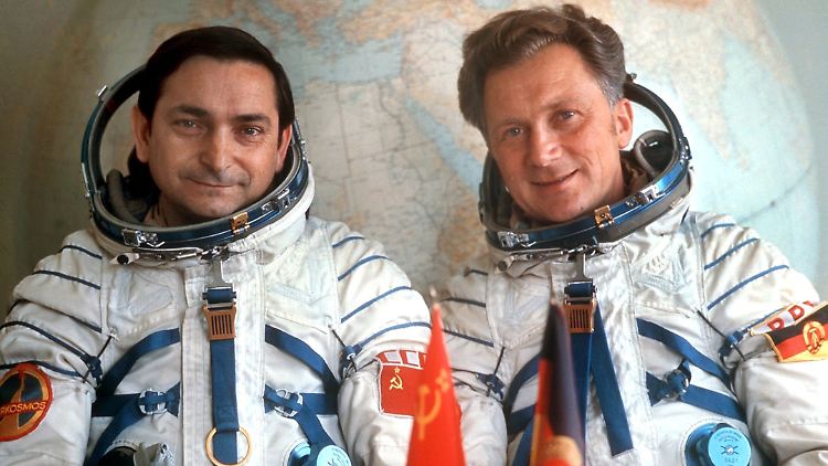 Sigmund Jähn (r.) und sein sowjetischer Kollege Waleri Bykowski im Jahr 1978.