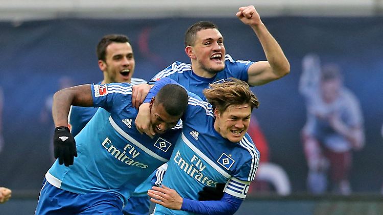 Hammer: Filip Kostic, Walace, Kyriakos Papadopoulos und Gotoku Sakai jubeln nach dem 2:0 für den HSV.