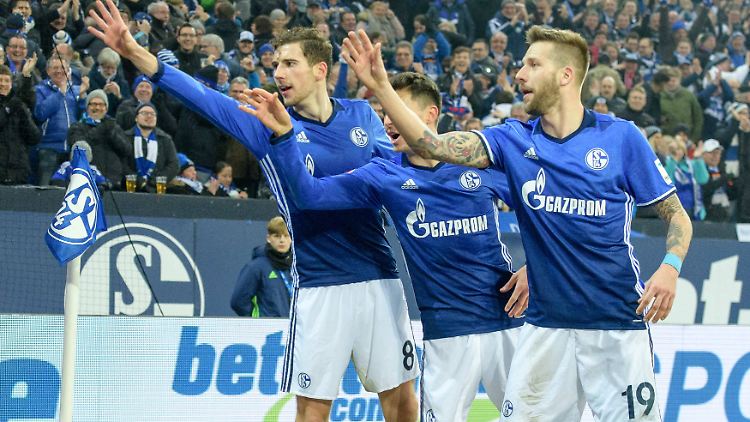 Leon Goretzka, Alessandro Schoepf und Guido Burgstaller mit dem Dart Torjubel nach dem 2:0-Treffer.