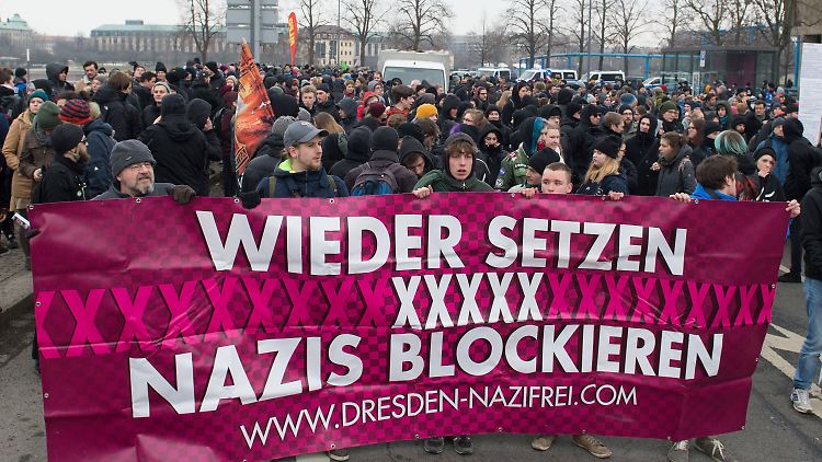 Hunderte protestieren gegen Fackelmarsch der Neonazis.