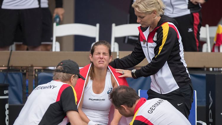 Passte ins Bild eines "Scheiß-Tages": Julia Görges muss aufgeben.
