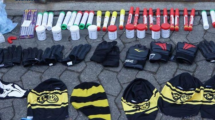 Die Polizei beschlagnahmte unter anderem Pyrotechnik und Kampfhandschuhe bei den BVB-Fans.