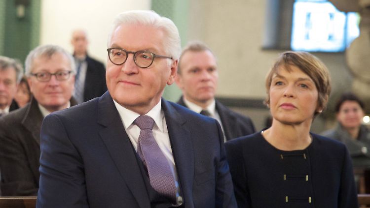 Steinmeier und seine Frau Elke Büdenbender bei der morgendlichen Andacht.