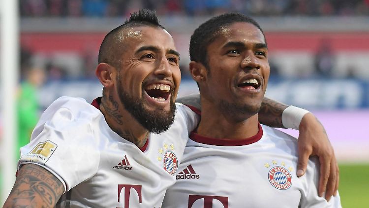 Zum Beispiel Arturo Vidal: Der Chilene ist halt einer, der nicht aufgibt, bis es vorbei ist. Hier freut er sich mit dem Kollegen Douglas Costa.