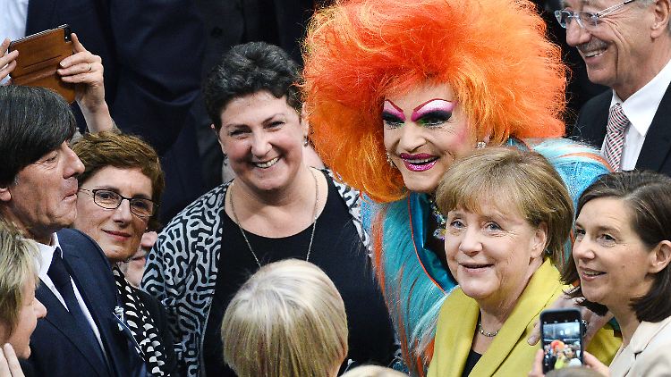 Illustre Runde in der Bundesversammlung: Bundestrainer Löw mit Kanzlerin Merkel und Olivia Jones.