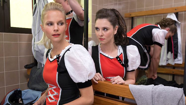 Sind sich gar nicht grün: Saskia (Sinja Dieks, l.) und Annika (Natalia Rudziewicz)
