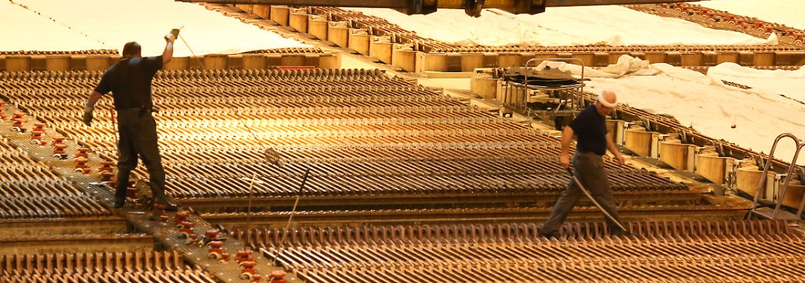 Mitarbeiter in der Elektrolysehalle des Hamburger Kupferkonzerns Aurubis.