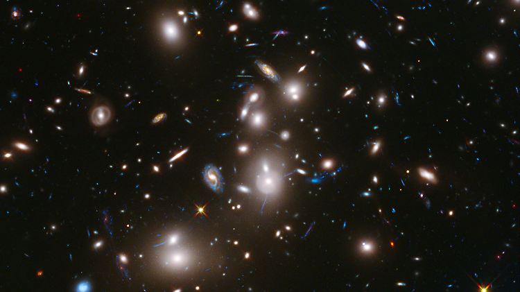 Der Galaxienhaufen Abell 2744 - er dient den Astronomen bei ihren Beobachtungen als "Vergrößerungsglas".