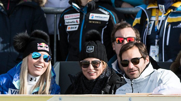 Lindsey Vonn (l.) plaudert nach dem Gewinn ihrer Bronze-Medaille mit Roger Federer und dessen Frau.