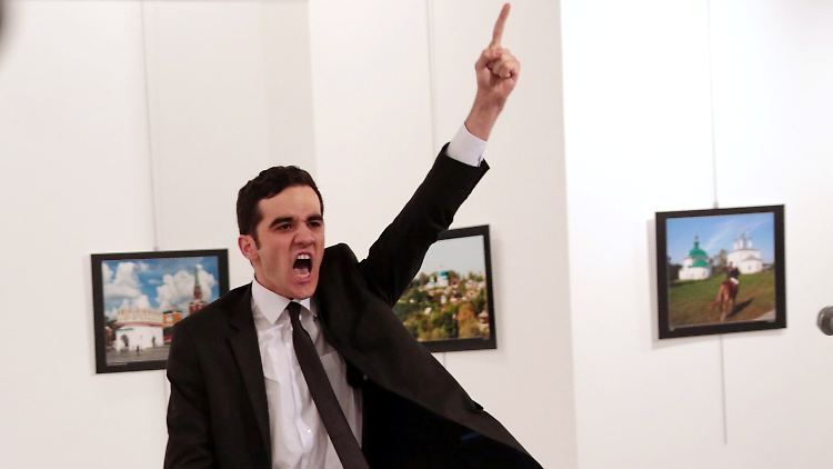 Das Foto entstand unmittelbar, nachdem der Attentäter den Botschafter erschossen hatte.
