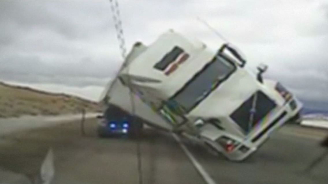 Lkw-Wind-Polizeiauto.jpg