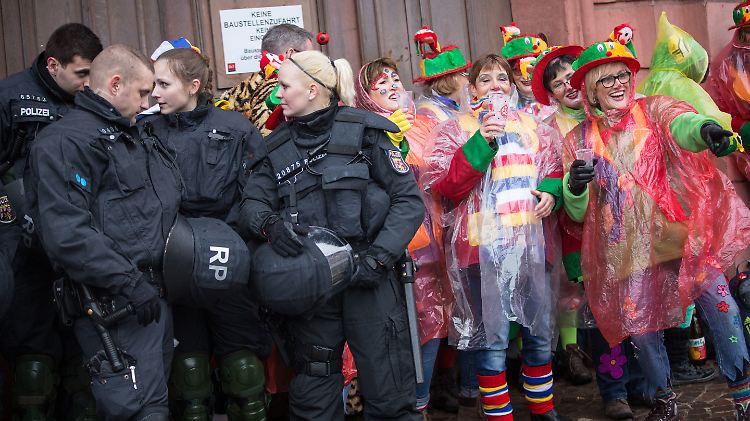 Mehrere tausend Polizisten werden dieses Jahr im Einsatz sein, um Närrinnen und Narren beim Karneval  in Rheinland-Pfalz zu schützen.
