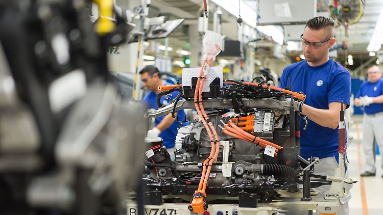 Mit dem Auslaufen von befristeten Arbeitsverträgen könnte VW schnell Erfolge beim Stellenabbau erzielen.