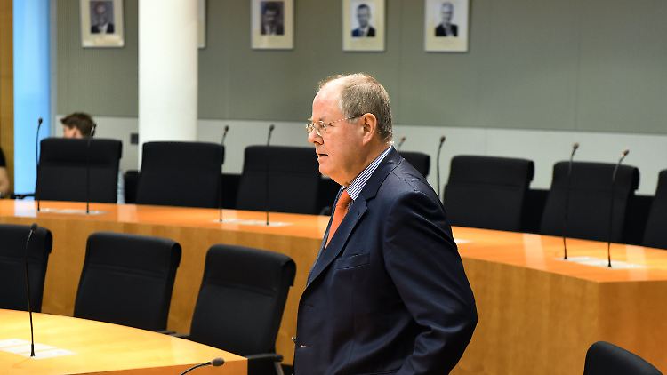 Mehr als zehn Jahre dauerte es, bis die "Cum-Ex"-Geschäfte gestoppt wurden. Die Opposition will wissen, warum Steinbrück als Minister nicht entschlossener handelte. 
