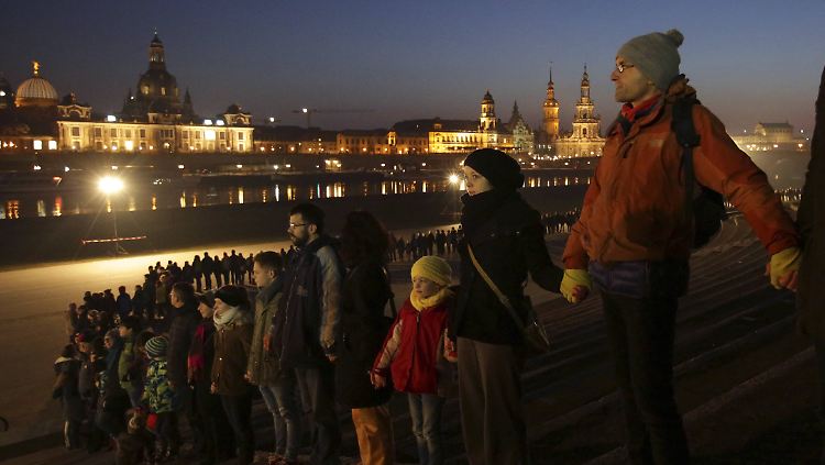 12.000 Menschen verbinden die beiden Ufer der Elbe und schlagen auch eine "Brücke in die Gegenwart" mit ihren Kriegen, so Bürgermeister Hilbert. 