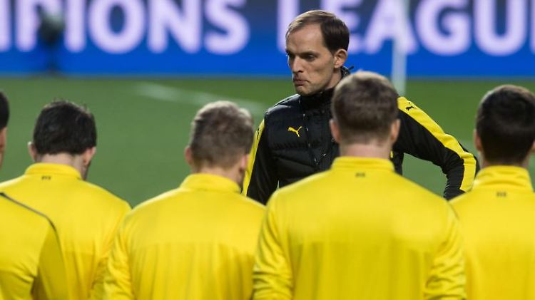Thomas Tuchel und seine Spieler beim Abschlusstraining in Lissabon. 