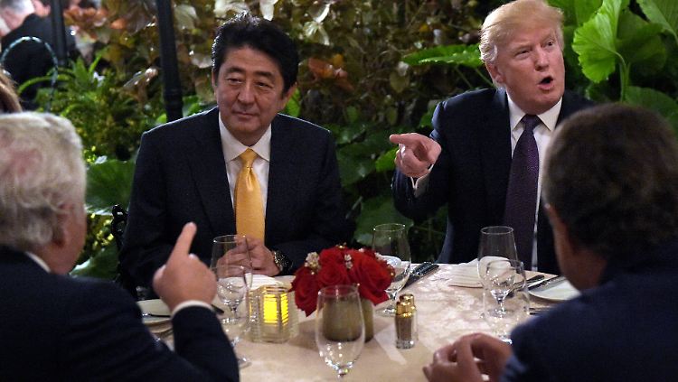 Ein offizielles Dinner: Donald Trump mit dem japanischen Ministerpräsidenten Shinzo Abe (2.v.l.) in Mar-a-Lago. 
