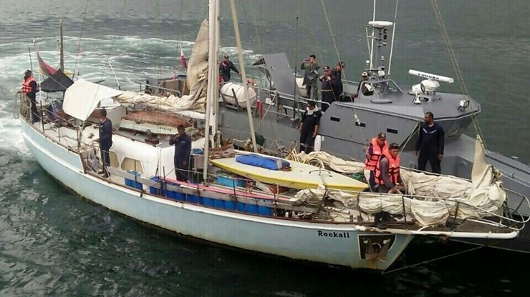 Das Paar war während einer Segeltour angegriffen worden. Hier sind Soldaten an Bord der Yacht zu sehen.