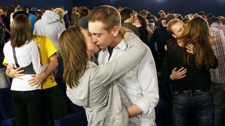 Epstein-Barr Viren werden über Speichel und meistens durch leidenschnaftliche Küsse übertragen. Die Erkrankung wird deshalb umgangssprachlich auch als Kusskrankheit bezeichnet.