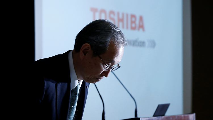 Toshiba-Chef Tsunakawa entschudligt sich.