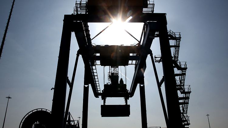 Containerverladung im Duisburger Hafen.