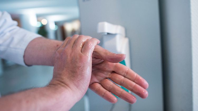 Die Desinfektion der Hände ist die wichtigste Maßnahme gegen die Ausbreitung von Krankheitserregern.