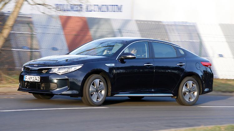 Stolze 4,86 Meter misst der Kia Optima und reiht sich längentechnisch durchaus neben einen Audi A6 ein.