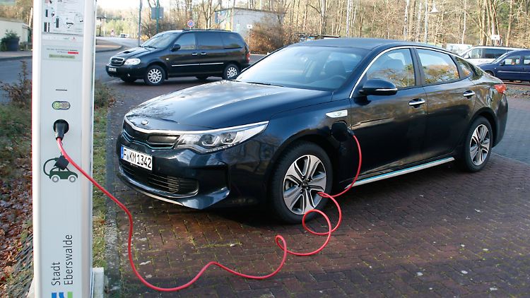 Wer eine Ladesäule findet, kann den Akku des Kia Optima Hybrid auch in Pausenzeiten aufladen.