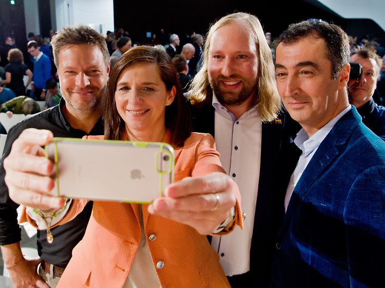 Keine Experimente: Bei der Wahl ihrer Spitzenkandidaten setzten die Grünen eher auf Kontinuität. Katrin Göring-Eckardt und Cem Özdemir (r.) haben sich durchgesetzt. Robert Habeck (l.), eine grüne Nachwuchs-Hoffnung, unterlag knapp.