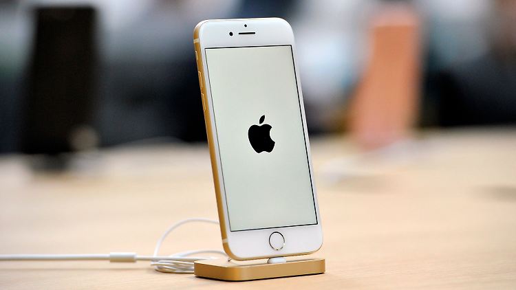 Das iPhone 7 auf einer Dockingstation. Beim iPhone 8 könnte der Lightning-Anschluss dank Drahtlos-Ladetechnik frei bleiben.
