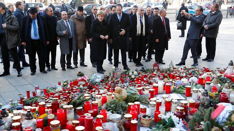 Angela Merkel und der tunesische Premier legen Blumen nieder für die Opfer des Berliner Terroranschlags im Dezember. Am Breitscheidplatz tötete der Tunesier Anis Amri zwölf Menschen.