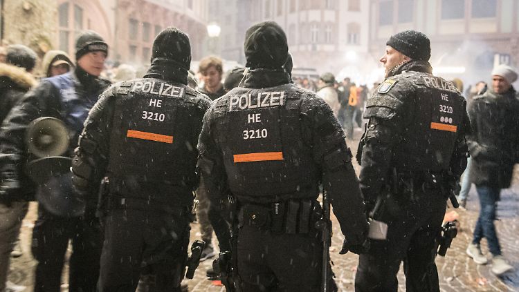 Die Polizei war auch in Frankfurt mit einem massiven Aufgebot Silvester vor Ort. Doch in der Stadt blieb es relativ friedlich.