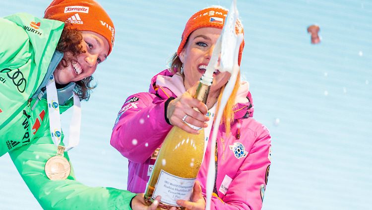 Laura Dahlmeier und Gabriela Koukalova kämpfen auf der Strecke gegeneinander. Abseits finden sie lobende Worte füreinander.