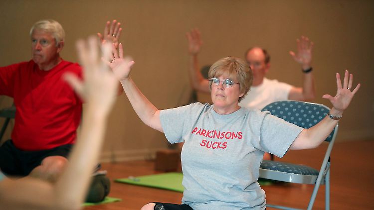 Mit Yoga geht Bonnie Olso aus den USA gegen ihre Erkrankung vor.