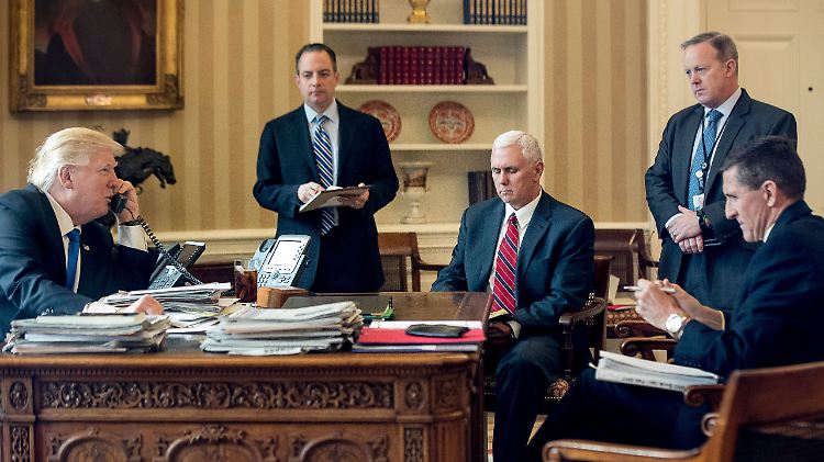 Da arbeiteten sie noch zusammen: Donald Trump (l.) und Michael Flynn (r.) im Weißen Haus.