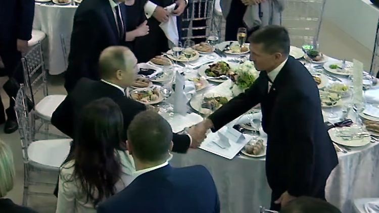 Am 10. Dezember 2015 war Michael Flynn (r.) zu Gast beim zehnjährigen Jubiläum des russischen Fernsehsenders RT und traf auch Russlands Präsident Wladimir Putin (l.).