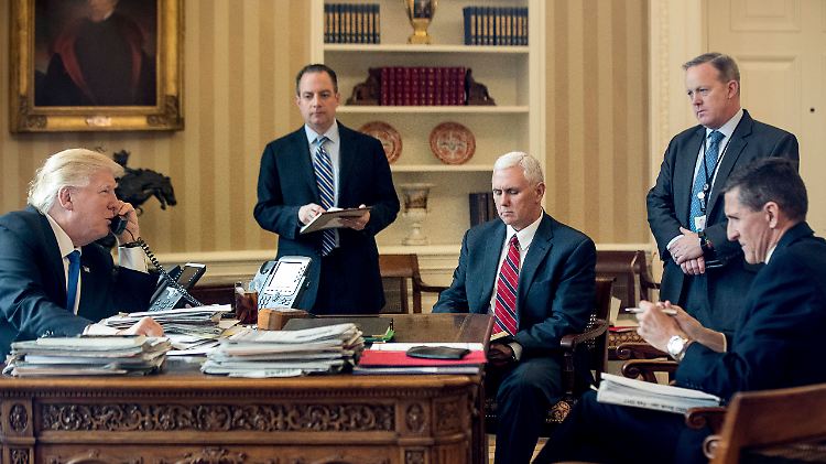 28. Januar im Oval Office: Trump spricht am Telefon mit Putin. Priebus, Pence, Spicer und Flynn (v. l.) hören zu.