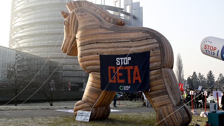 Bis zuletzt hatten Demonstranten vor dem Parlament in Straßburg gegen das Abkommen protestiert.