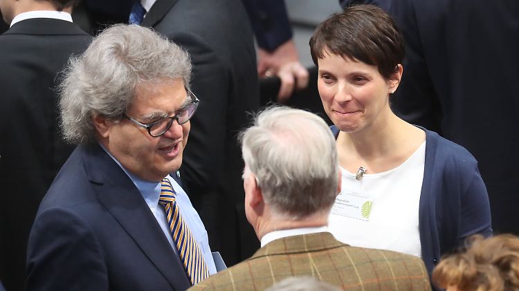Am Sonntag im Reichstag bei der Wahl des Bundespräsidenten: "Focus"-Herausgeber Helmut Markwort im Gespräch mit Frauke Petry und Alexander Gauland.