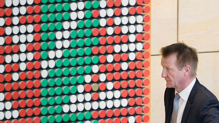 NRW-Innenminister Jäger verlässt das Plenum des Landtages nach der Entscheidung für die Einsetzung eines Untersuchungsausschusses.